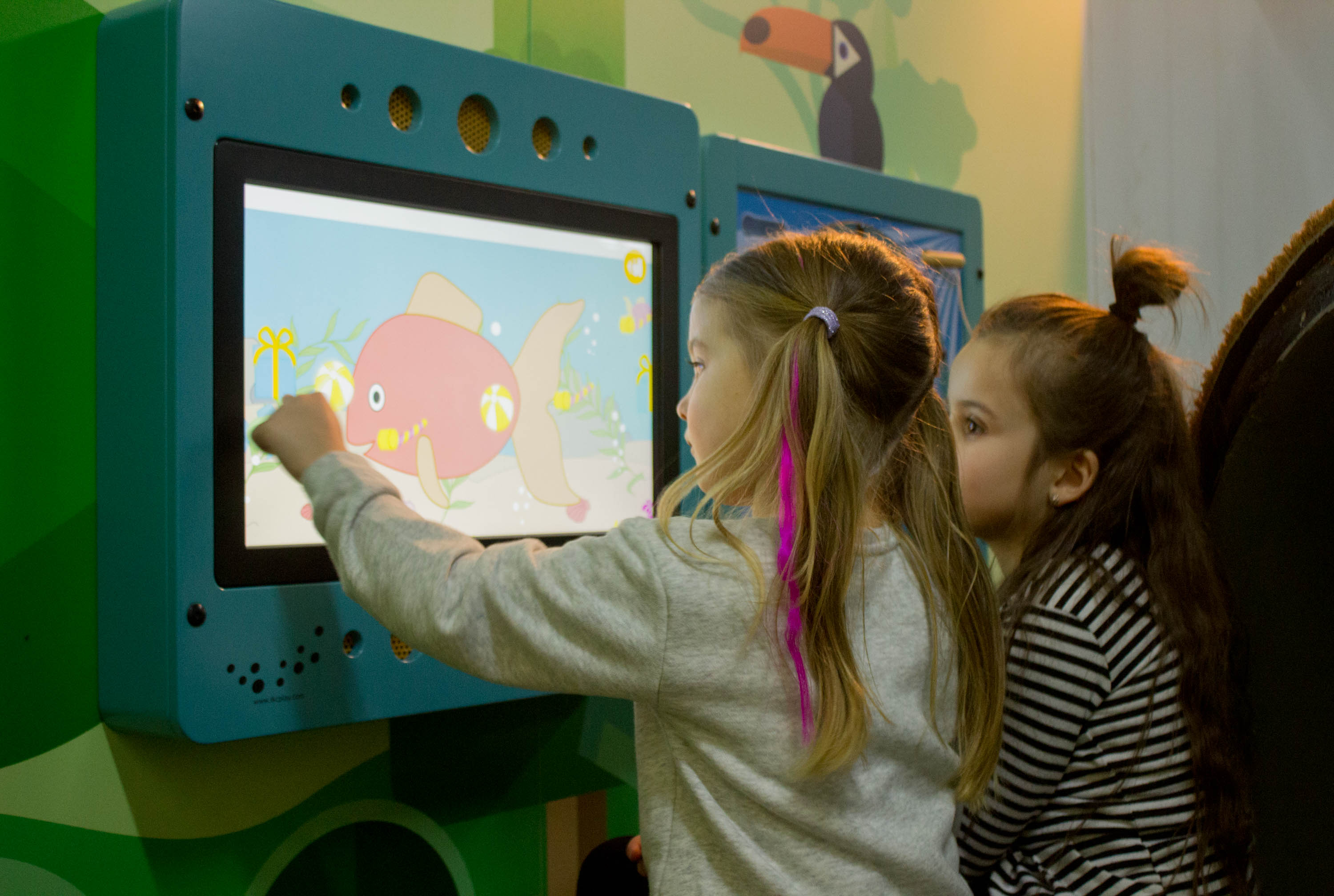 zwei Kinder beim Spielen mit den interaktiven Spielsystemen des IKC zwei Kinder beim Spielen mit den interaktiven Spielsystemen des IKC