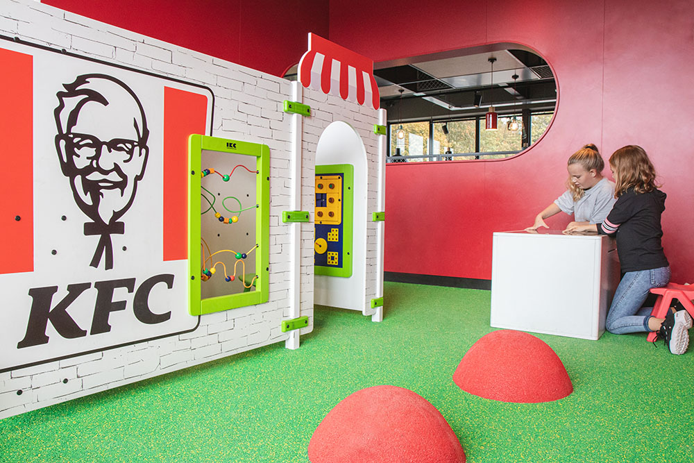 Een kinderhoek in fastfood restaurant KFC voor speelplezier tijdens het wachten Een kinderhoek in fastfood restaurant KFC voor speelplezier tijdens het wachten