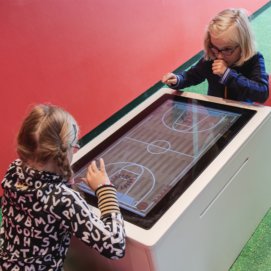 Dieses Bild zeigt eine interaktive Spielsysteme Delta 32 inch touchtable