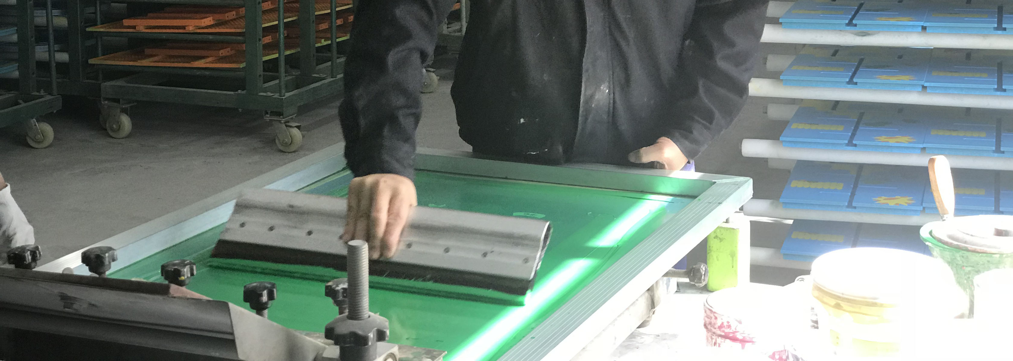 Hier wird der Siebdruck für unsere Wandmodule durchgeführt Hier wird der Siebdruck für unsere Wandmodule durchgeführt
