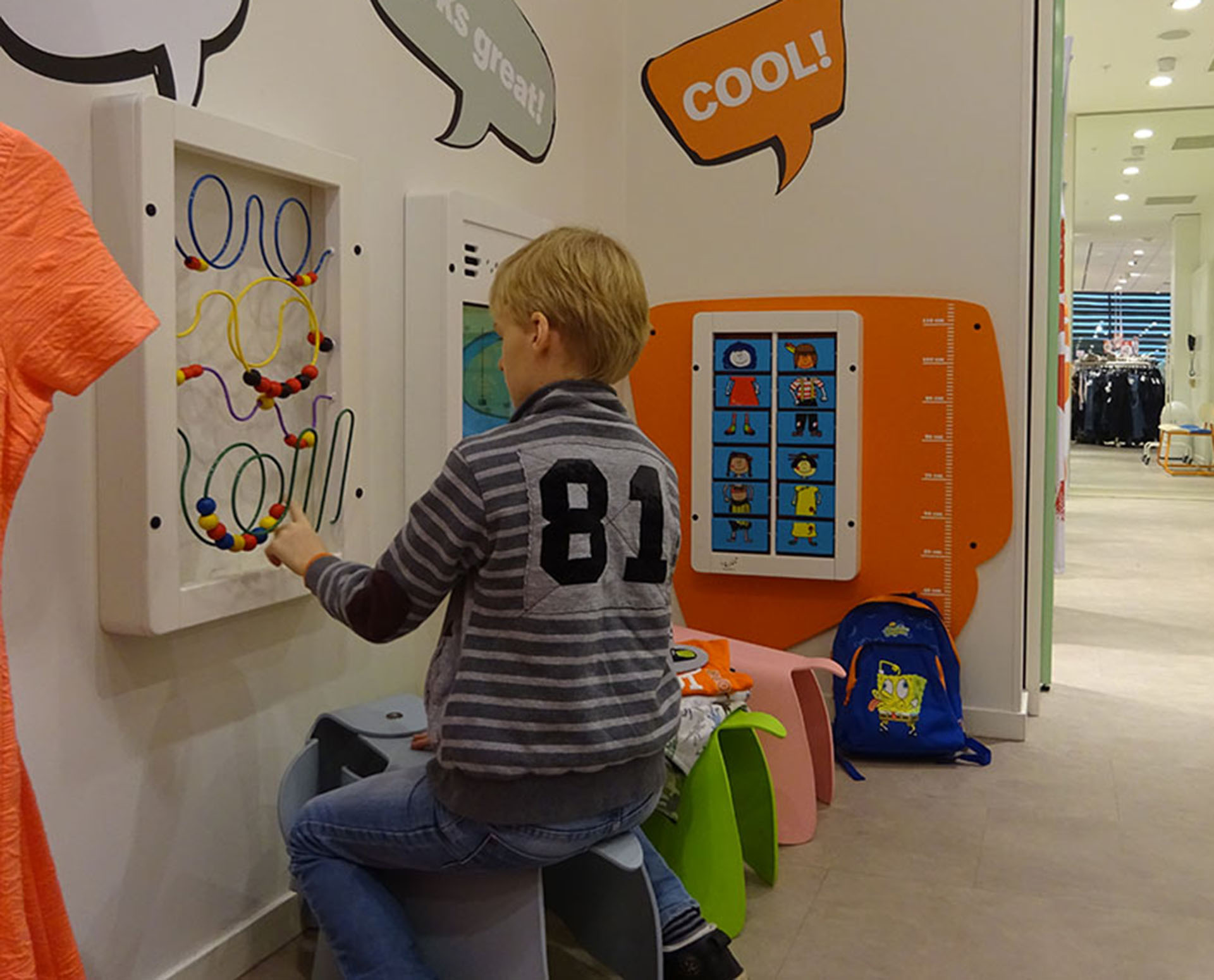 Kralenspel aan de muur voor kinderen in de C&A Kralenspel aan de muur voor kinderen in de C&A