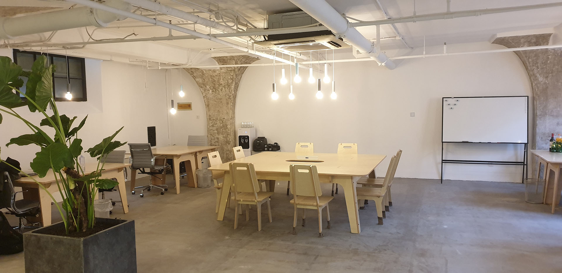 Ein einzigartiges Büro mit besonderer Ausstattung dank eigener Produktion Ein einzigartiges Büro mit besonderer Ausstattung dank eigener Produktion