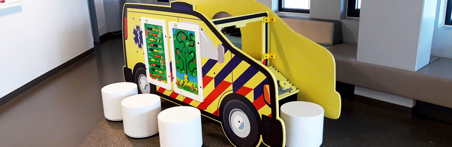 Custom speelsysteem in wachtkamer gezondheidszorg Op deze afbeelding staat een custom speelsysteem geplaatst in een wachtkamer van een ziekenhuis