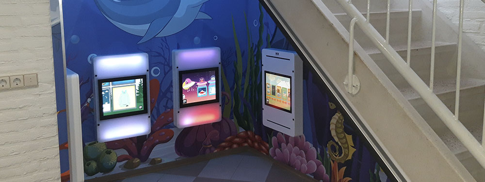 Op deze afbeelding staat een custom kinderhoek geplaatst in een zwembad