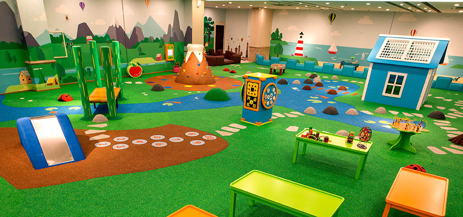 Een grote indoor speelruimte voor kinderen met een veilige vloer van EPDM voor een kleurrijke fantasiewereld Een grote indoor speelruimte voor kinderen met een veilige vloer van EPDM voor een kleurrijke fantasiewereld