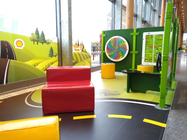 Verschiedene Spielmodule in einer Shell-Tankstelle in Frankreich Verschiedene Spielmodule in einer Shell-Tankstelle in Frankreich