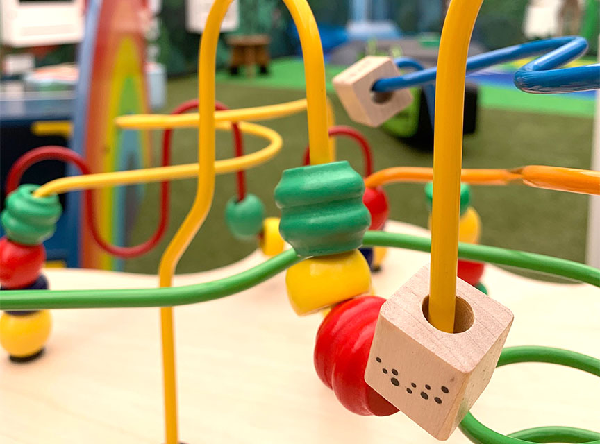 Kinderhoek als onderdeel van een tuincentrum met een kralentafel Kinderhoek als onderdeel van een tuincentrum met een kralentafel