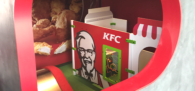 Op deze afbeelding staat een kinderhoek in een fastfood restaurant | IKC kinderhoeken
