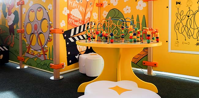Perlentisch im Spielbereich des Kinos Pathé Helmond Perlentisch im Spielbereich des Kinos Pathé Helmond