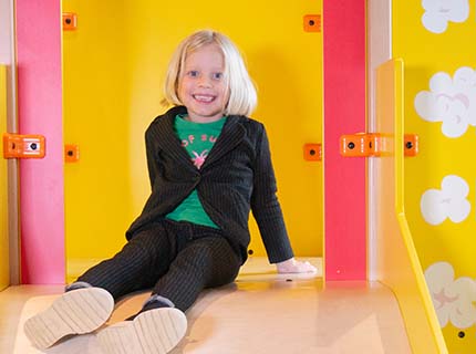 Mädchen auf Rutsche im Spielbereich des Kinos Pathé Helmond Mädchen auf Rutsche im Spielbereich des Kinos Pathé Helmond