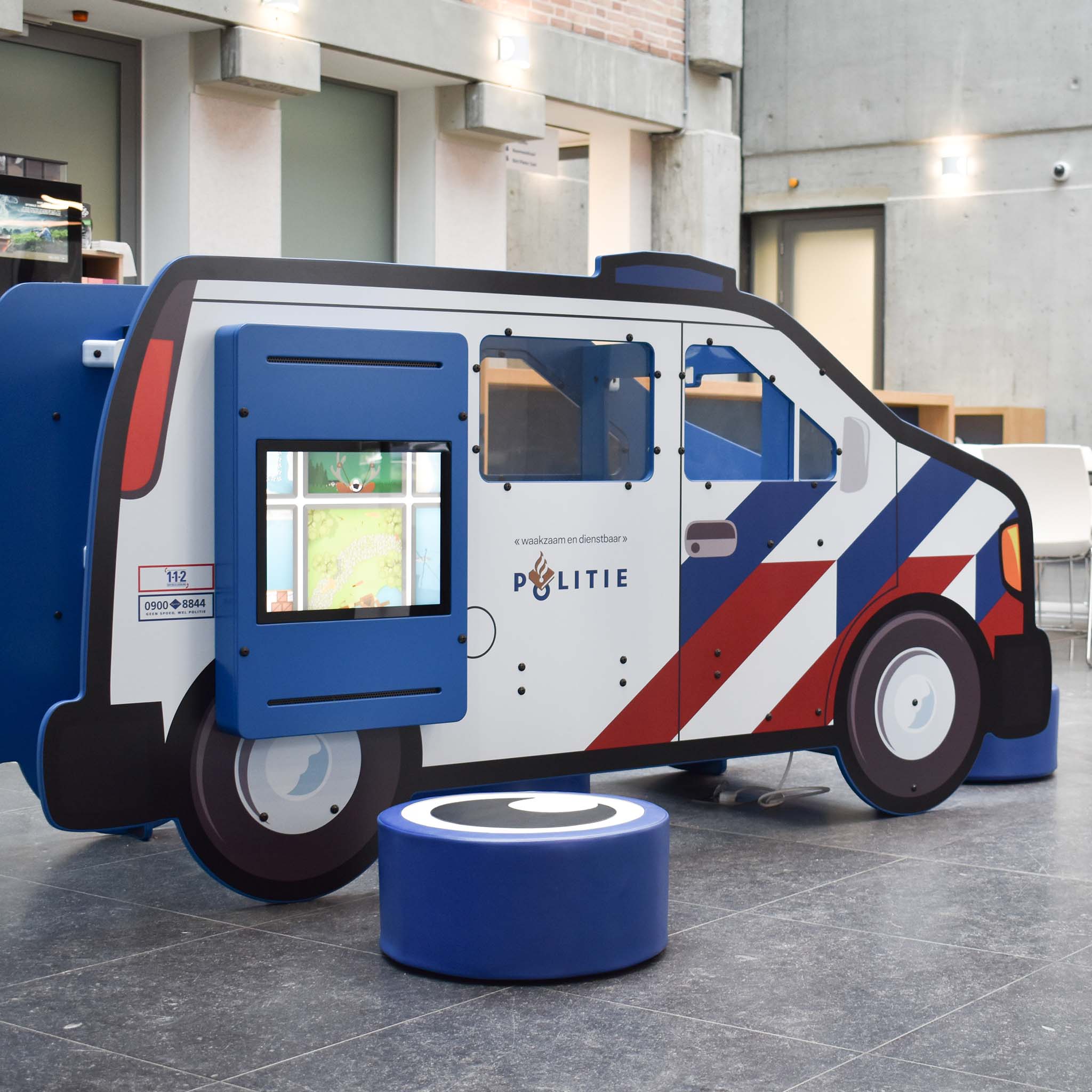 Politie Maastricht politieauto speelbus voor de kinderen Politie Maastricht politieauto speelbus voor de kinderen