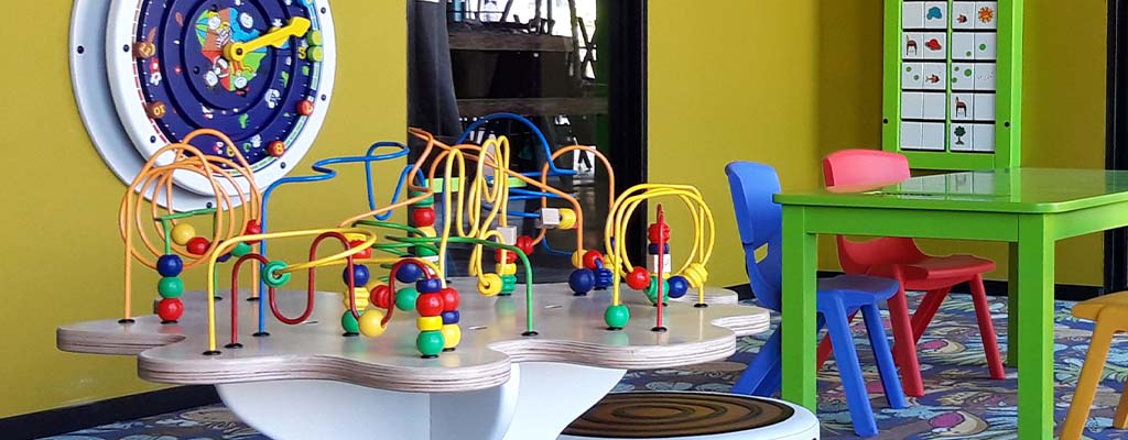 ein Perlentisch in einem kinderfreundlichen Unternehmen ein Perlentisch in einem kinderfreundlichen Unternehmen