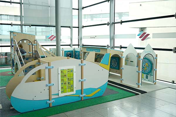 Flughafen Köln I Mit verschiedenen IKC-Spielkonzepten wird das Warten auf den Flug erleichtert