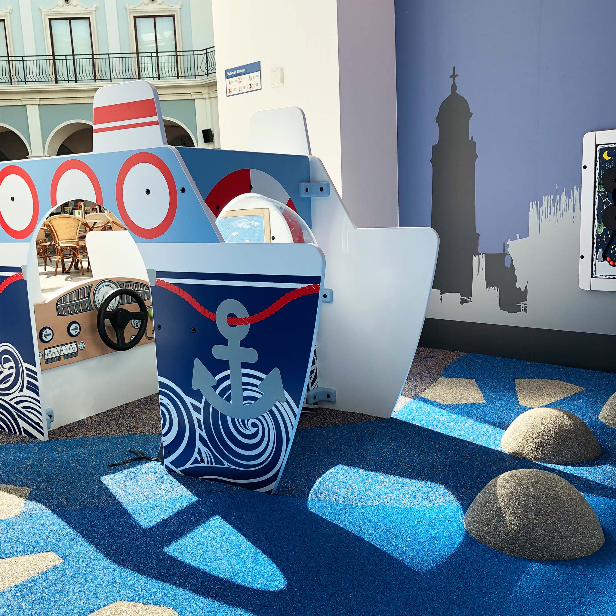 IKC speelhoek met Arctic zee thema en het speelboot All Aboard speelsysteem in het Mein Outlet shopping center in de havenstad Bremerhaven in Duitsland IKC speelhoek met Arctic zee thema en het speelboot All Aboard speelsysteem in het Mein Outlet shopping center in de havenstad Bremerhaven in Duitsland