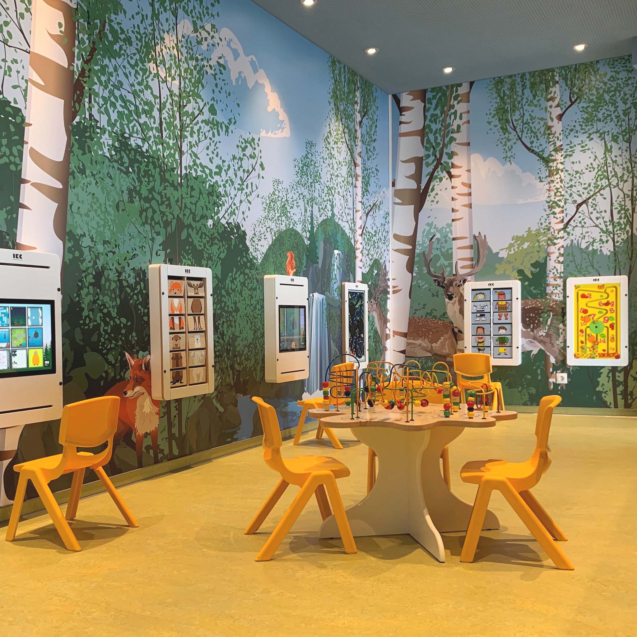 IKC speelruimte met kralentafel kindermeubels en wandspellen bij Backerei Schollin in Bottrop Duitsland IKC speelruimte met kralentafel kindermeubels en wandspellen bij Backerei Schollin in Bottrop Duitsland