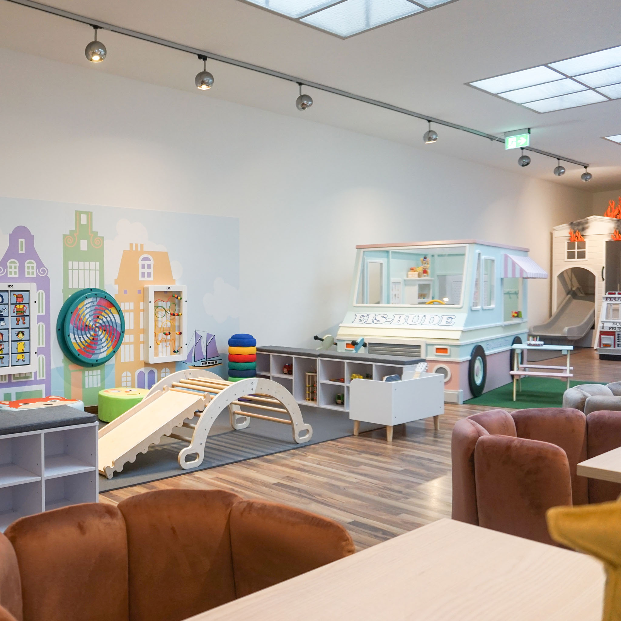 IKC speelhoek voor kinderen in kindercafe Bude Eins in Pempelfort Duitsland IKC speelhoek voor kinderen in kindercafe Bude Eins in Pempelfort Duitsland