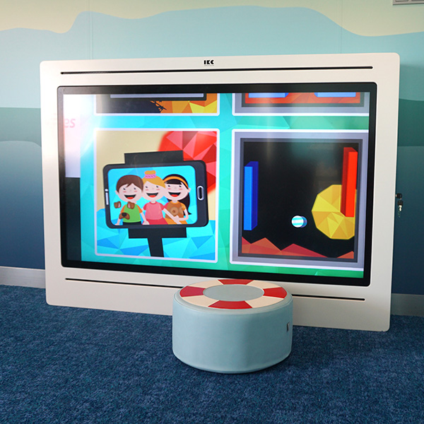 Großes interaktives Spielsystem mit Touchscreen für Kinder