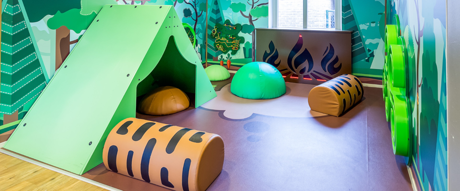 Spielecke für Kinderbetreuung mit Camping-Thema 