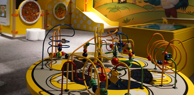 kinderhoek pathe bioscoop speelhoek kinderen kralentafel kinderhoek pathe bioscoop speelhoek kinderen kralentafel