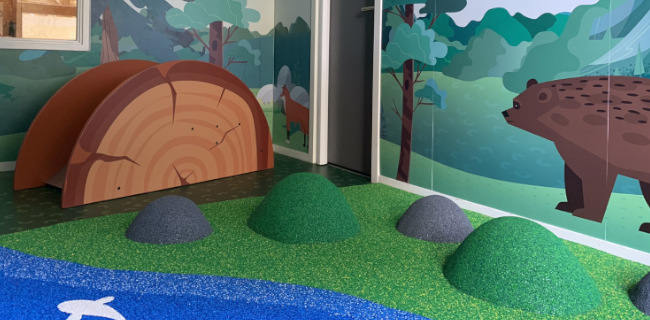 wanddesign kinderopvang natuur waterval beer klimelementen speelhoek glijbaan wanddesign kinderopvang natuur waterval beer klimelementen speelhoek glijbaan