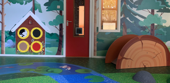 Kinderspeelruimte met glijbaan indoor spelen voel elementen voor peuters Kinderspeelruimte met glijbaan indoor spelen voel elementen voor peuters