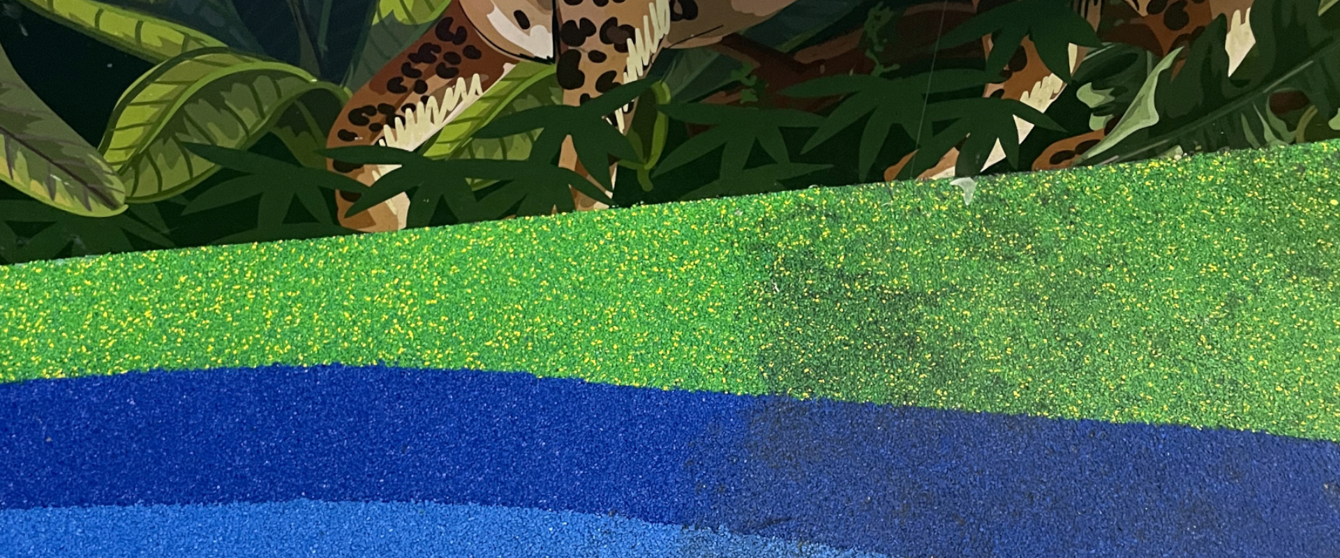 EPDM speelvloer wordt schoongemaakt EPDM speelvloer wordt schoongemaakt
