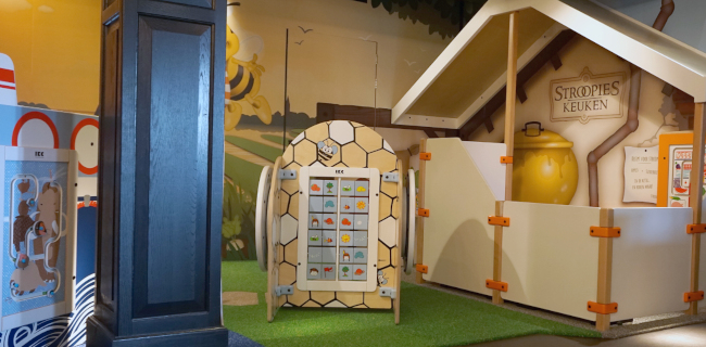 Memory-Wand-Spiel in der Kinderecke des Restaurants Memory-Wand-Spiel in der Kinderecke des Restaurants