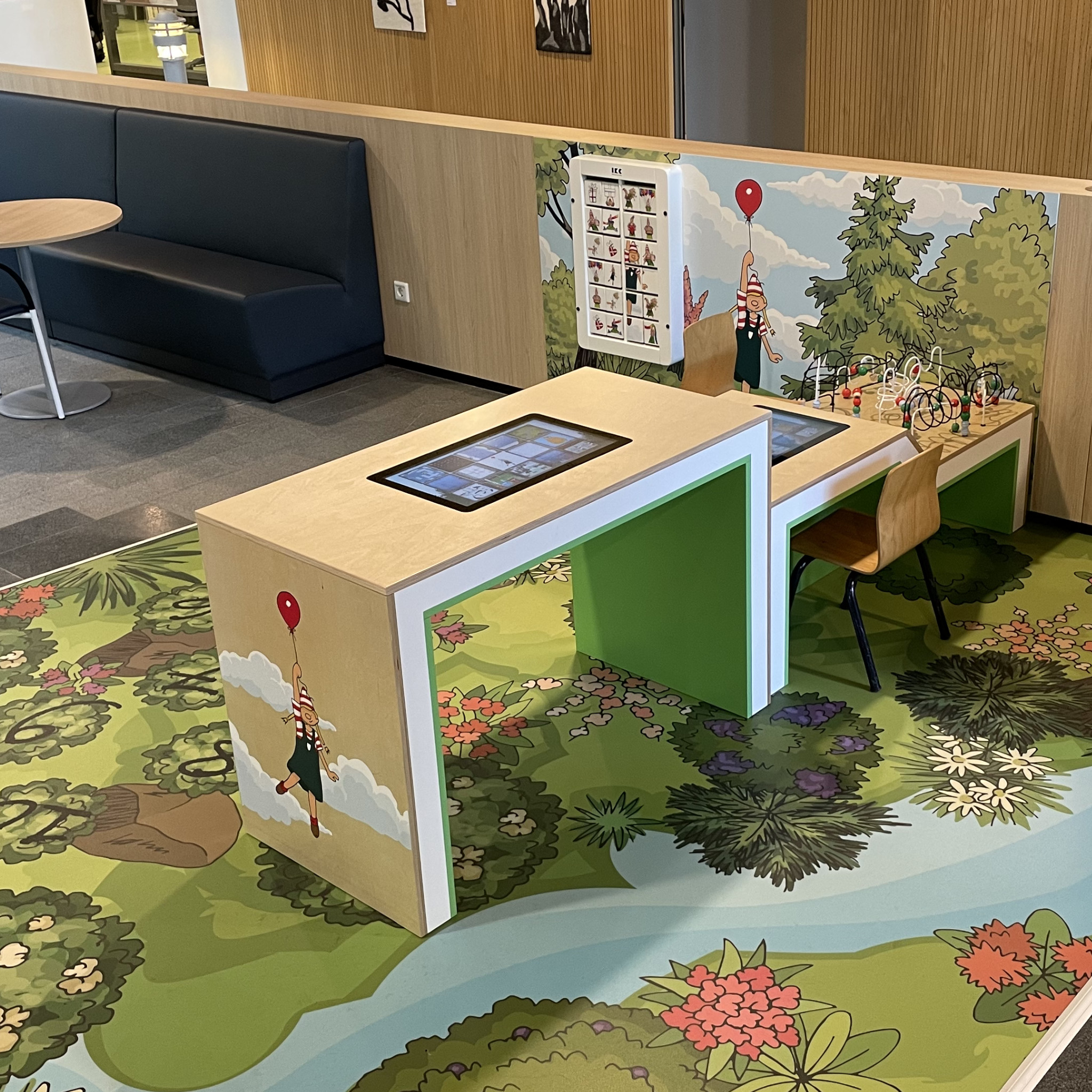 Spieltisch mit Spielbildschirm in verschiedenen Höhen für alle zugänglich Spieltisch mit Spielbildschirm in verschiedenen Höhen für alle zugänglich