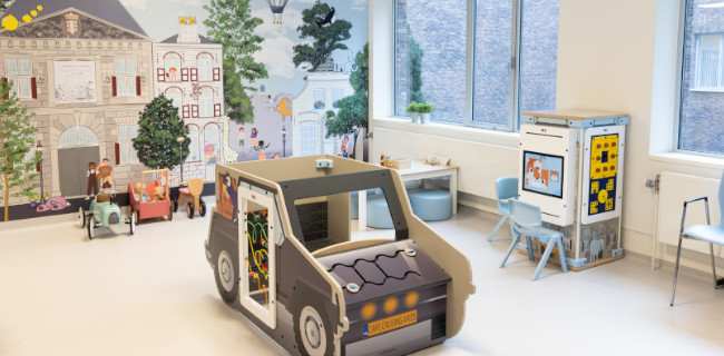 Wachtruimte inrichting met custom speelauto voor kinderen
