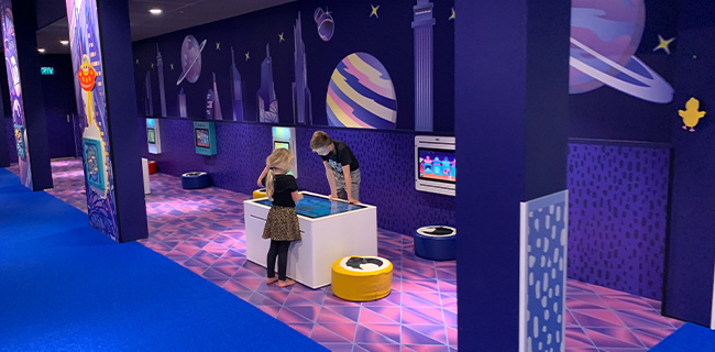 kinderen spelen met interactieve speeltafel in grote ikc play speelruimte van woonboulevard kinderen spelen met interactieve speeltafel in grote ikc play speelruimte van woonboulevard
