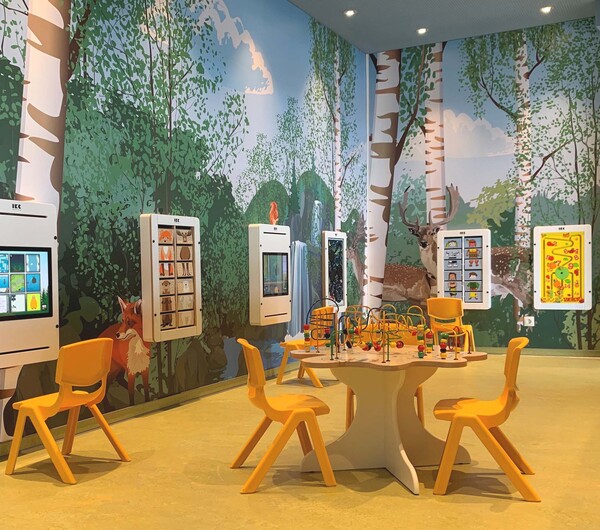 IKC speelruimte met kralentafel kindermeubels en wandspellen bij Backerei Schollin in Bottrop Duitsland IKC speelruimte met kralentafel kindermeubels en wandspellen bij Backerei Schollin in Bottrop Duitsland
