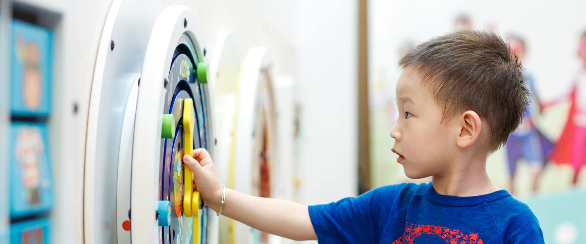 Kind spielt mit der IKC Classics Wandspielsammlung Kind spielt mit der IKC Classics Wandspielsammlung