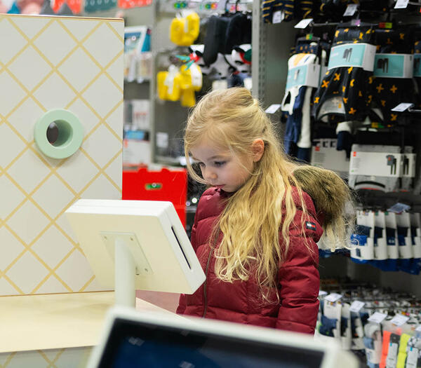 Kinderhoek winkel Hema Op deze afbeelding ziet u een kinderhoek in winkel Hema