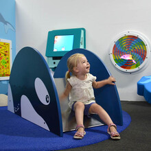 glijbaan met orca patroon voor een kinderhoek of speelruimte