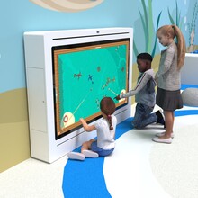 op deze afbeelding staat een 65 inch touchscherm voor kinderen